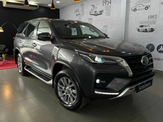 TOYOTA HILUX SW4 2.8 D-4D TURBO DIESEL SRX 7L 4X4 AUTOMÁTICO